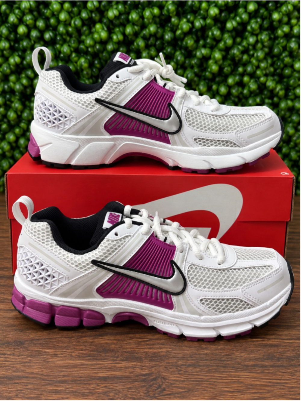 Nike Vomero 5 GS White Metallic Platinum Size 7Y or 8.5 Women